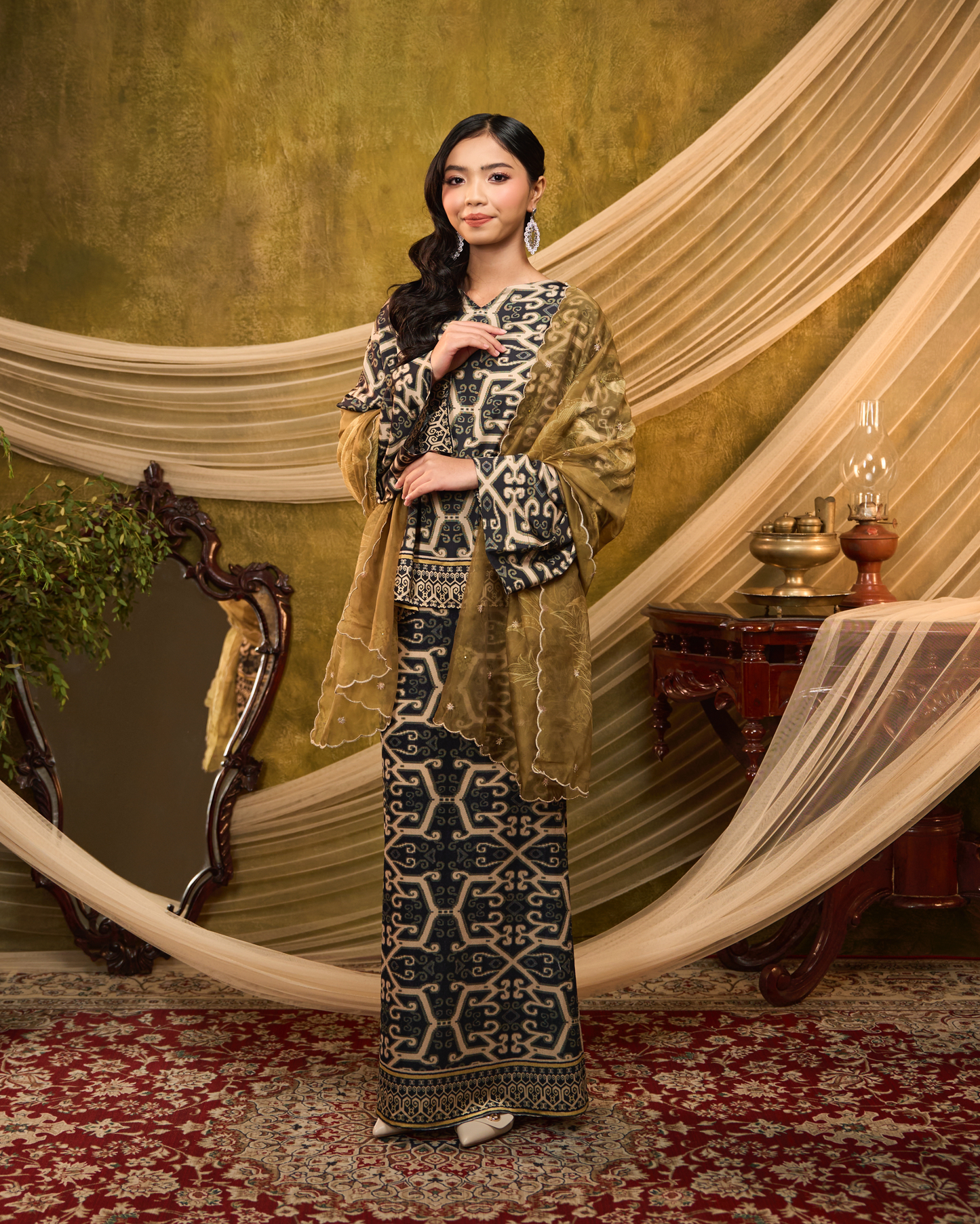 NITA KURUNG - Black/Gold